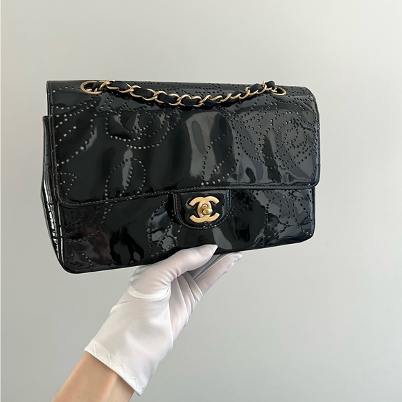 CHANEL VINTAGE BLACK PERFORATED PATENT CAMELLIA FLAP / Full Set - Picture 14 of 15